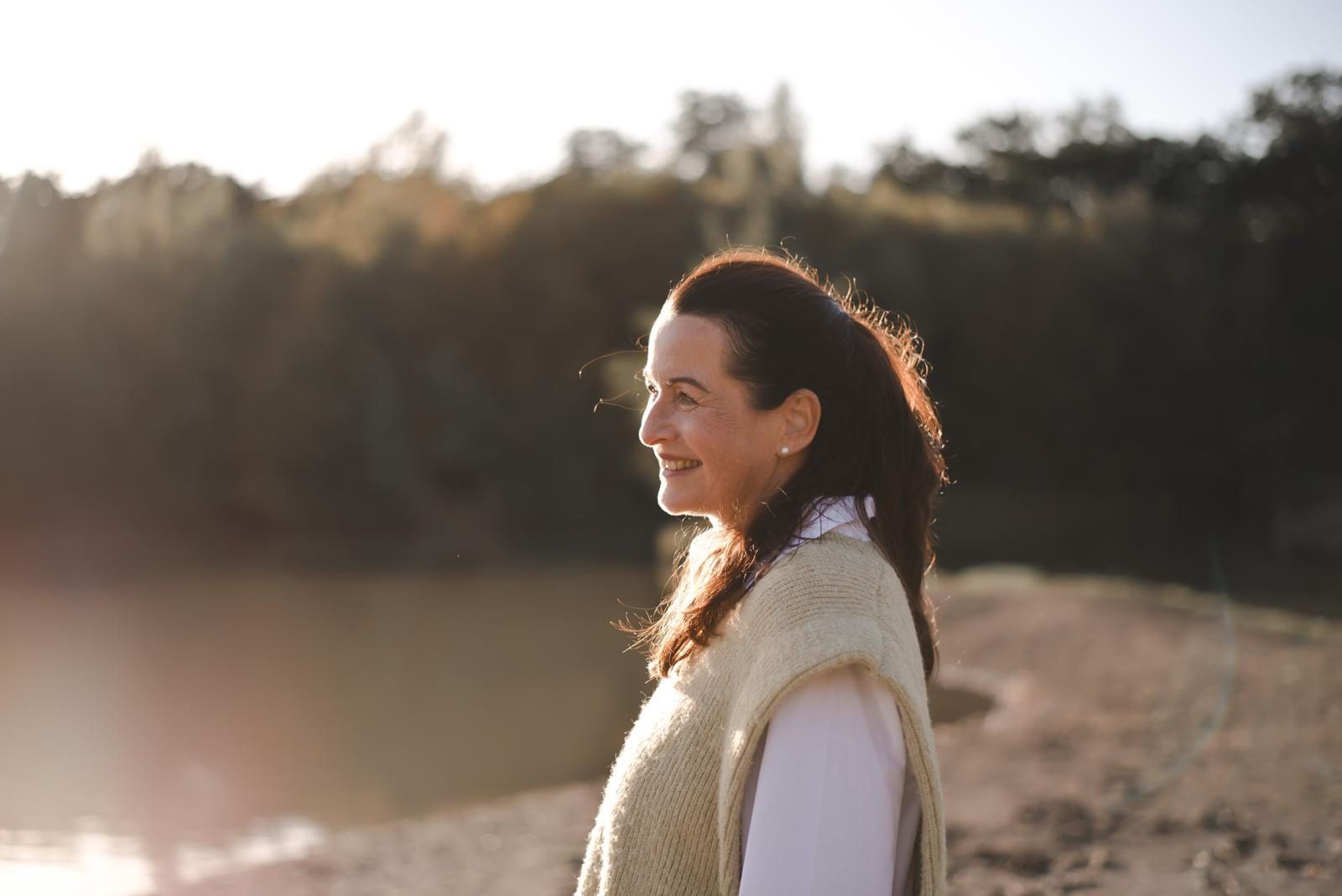 Petra Niggemeyer am See im Abendlicht
